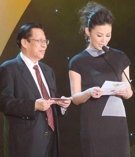 1993年，时任中央电视台台长的杨伟光，在没有上报的情况下，在《新闻联播》之后插