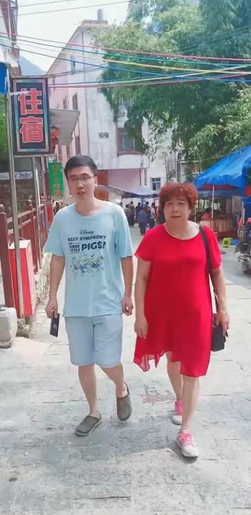 浙江52岁富婆相亲24岁帅小伙，见面就送20万，小伙当场沦陷。

小伙子叫小磊，