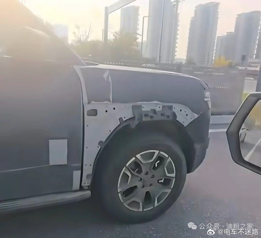 方程豹钛7加长版测试车曝光，比钛7大了一圈，从图二来看依旧有小书包。钛7已经够大
