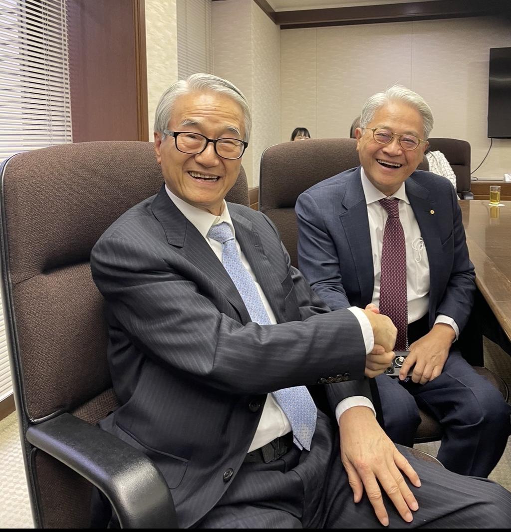 台新金控与新光金控计划于7月24日完成合并，合并后将更名为“台新新光金控”，届时