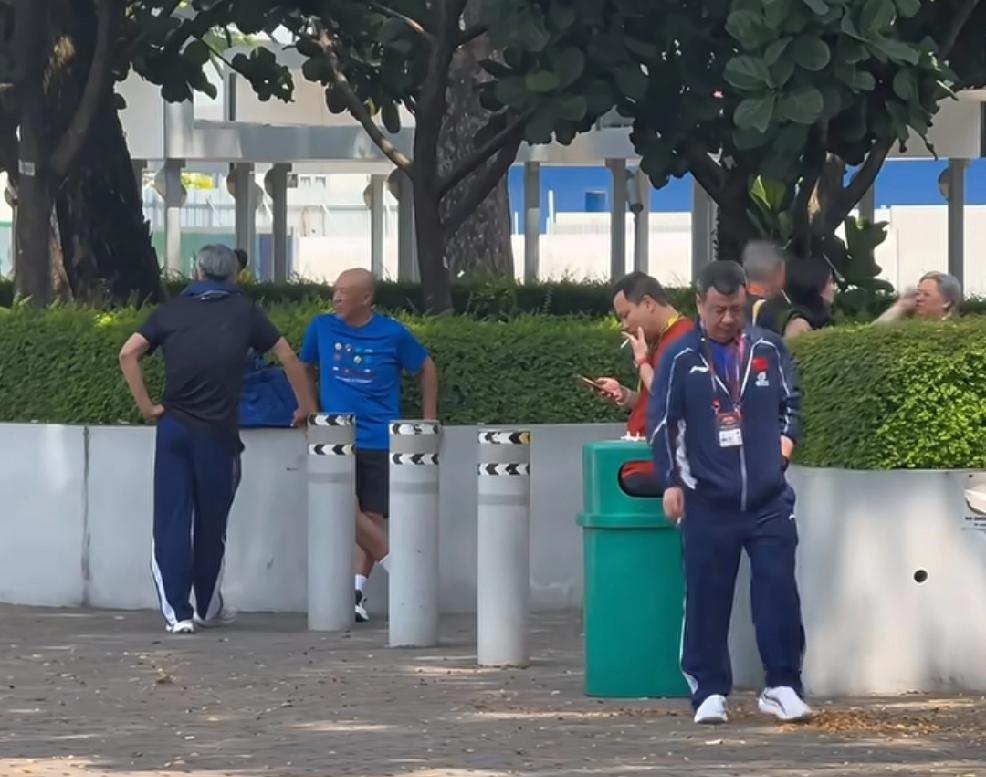 新加坡大满贯比赛中，
有网友偶遇到在外抽烟的国乒总教练，
还有副总教练在一起抽烟