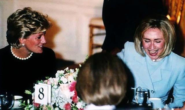 希拉里戴安娜曾一起吃过饭，戴安娜香消玉殒后，希拉里一身黑衣来参加她的葬礼。