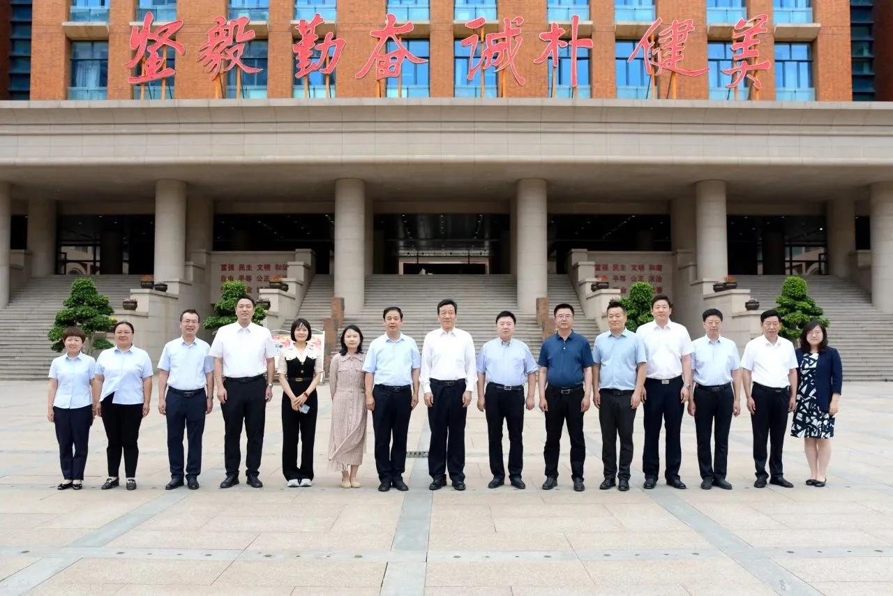 南开大学党委书记杨庆山、中国工程院院士张英泽一行莅临石家庄二中，揭牌“拔尖创新人