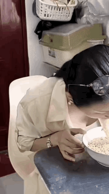 老婆吃着热面条时，老公给她送来一个红色首饰盒，她一看，相当满意，“老公，你真太浪