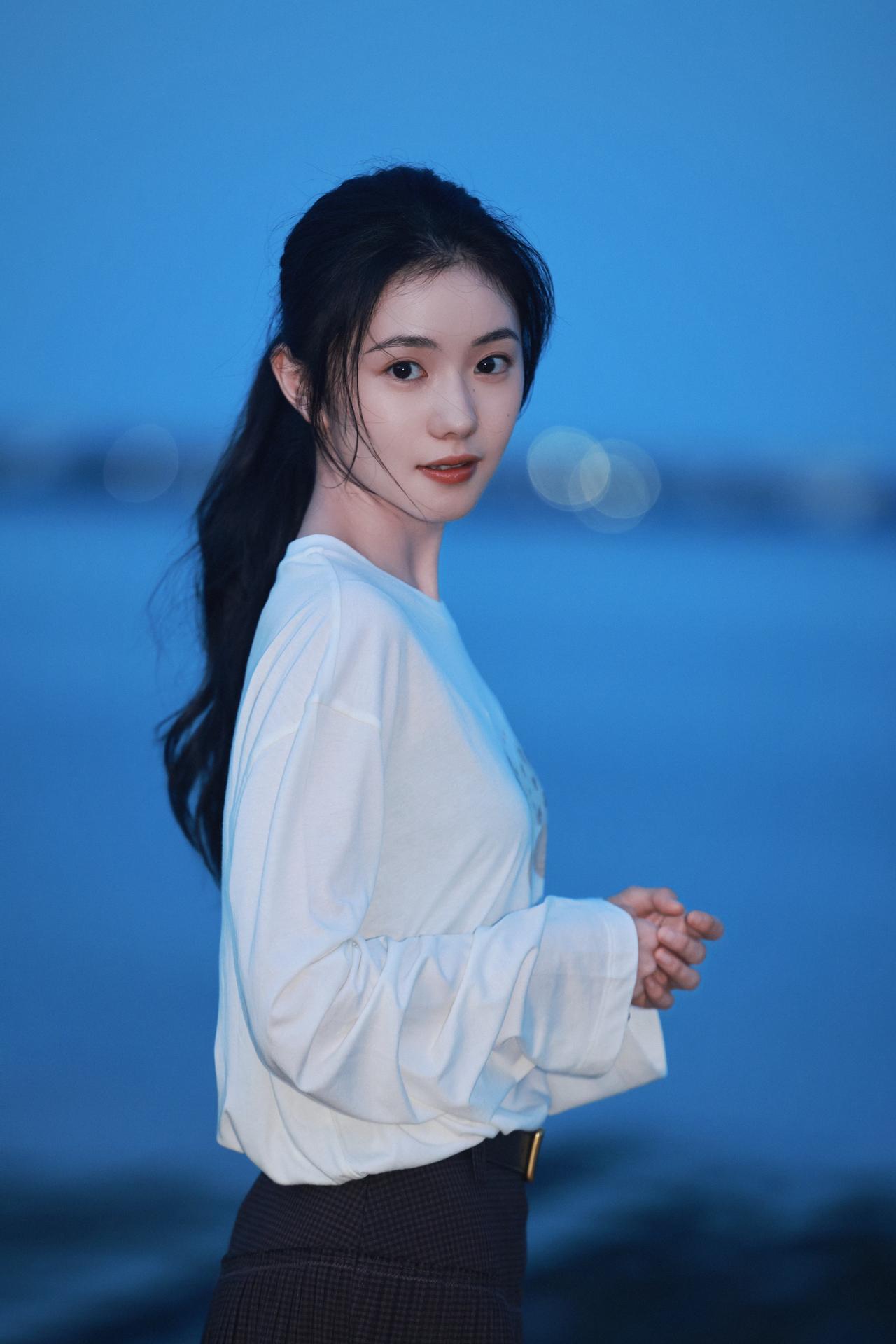 谁能拒绝暮色海边的干净少女！刘浩存淡妆太有灵气