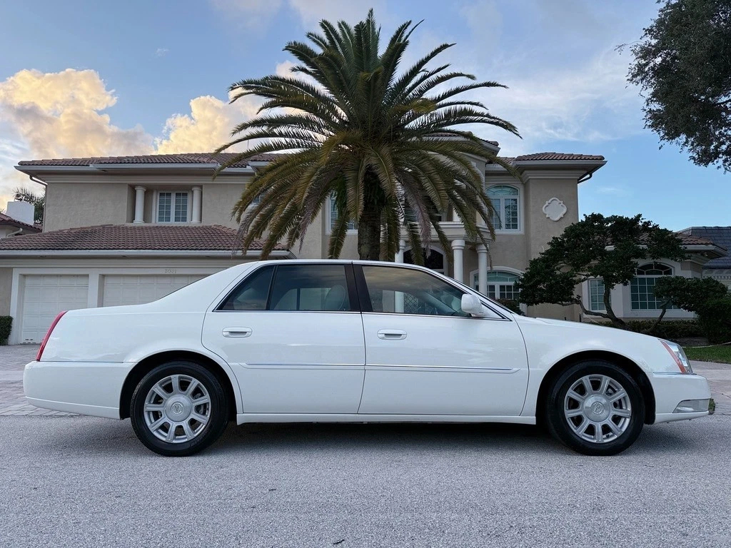 好车分享 Cadillac DTS，这应该是近代唯一的横置前驱V8车吧，搭载当年