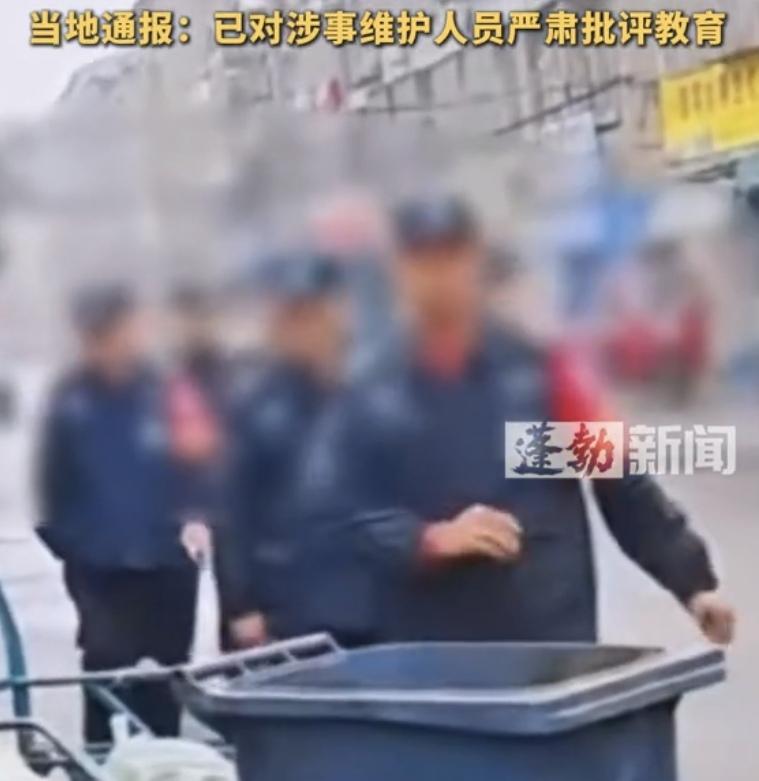 “好大的威风！”湖北孝感，一男子胳膊上戴红袖章，在市场整治占道经营。他和路边摊贩
