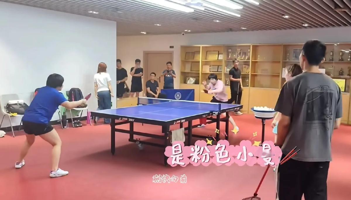 幼儿园开打乒超？！

别眨眼，深大幼儿园仨娃已开练！

粉色小曼姐挥拍带风，蓝色