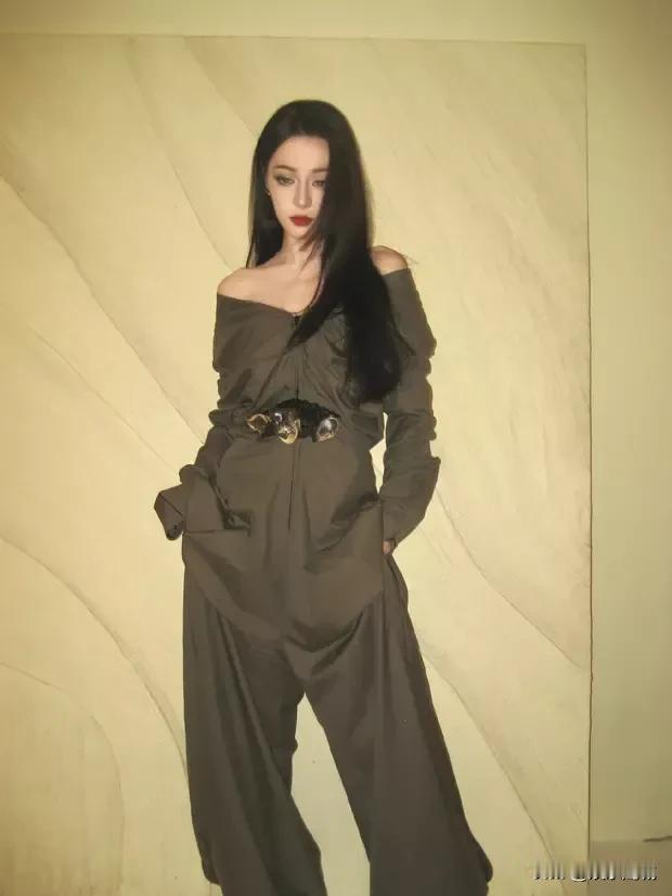  
优雅黑裙，尽显女性魅力！👗💃

“美丽不分时间，魅力随时绽放。”这句话用