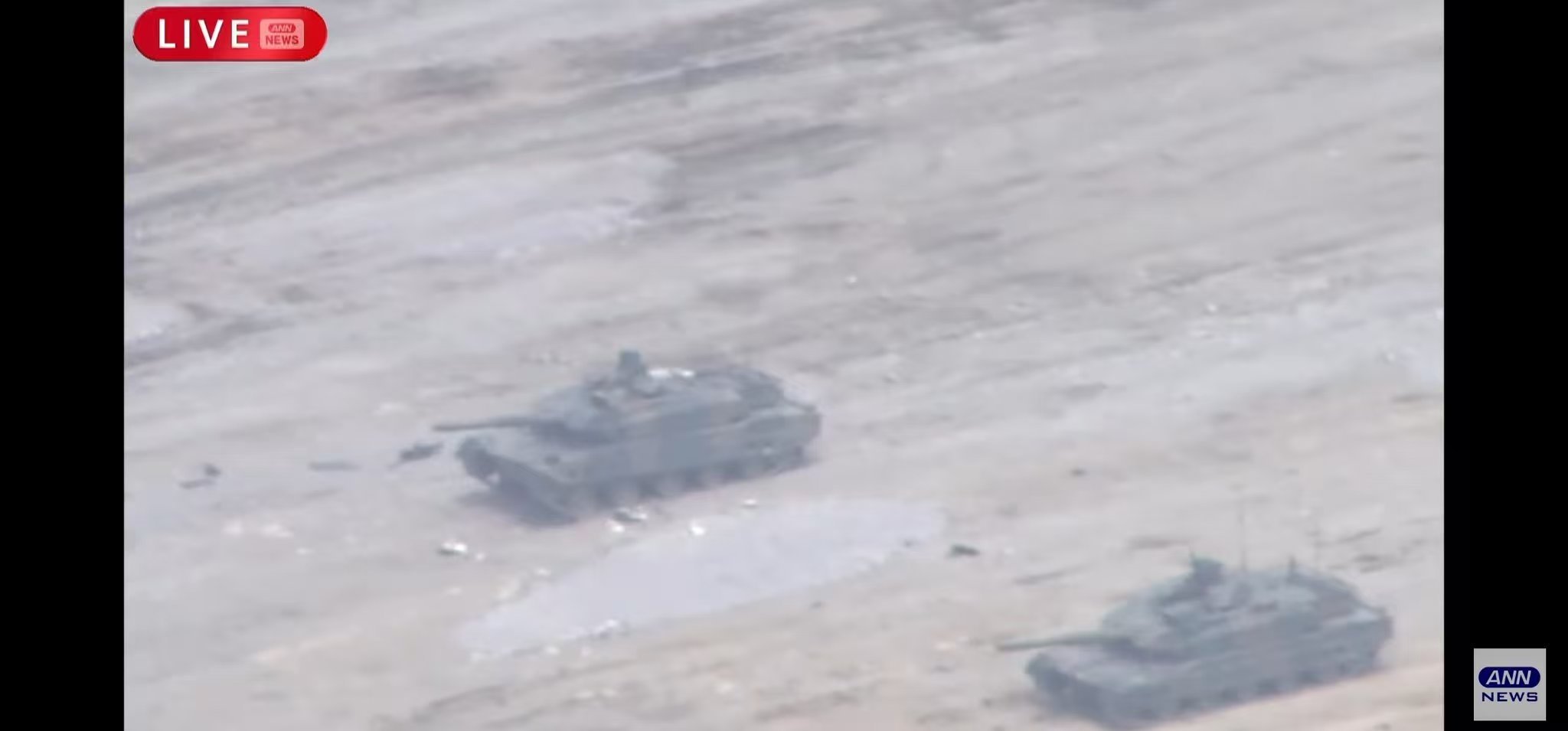 日本自卫队训练场爆炸3死1重伤 小日子现场直播中，可见10式坦克车体周围有散落物