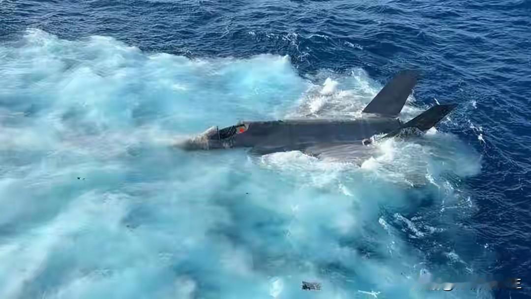 世界第一款空海两用隐身战机又双叒叕试飞。这可是第13架会钻海的飞机！
美国正在测