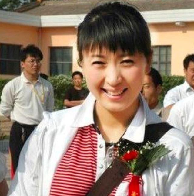 闫学晶穷也哭了，富也炫了。
在直播间嘲讽别人“酸黄瓜”，引来大量的口水战，不出意