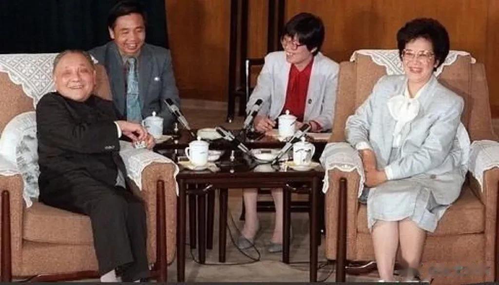 1987年，菲律宾总统访华，谈到南沙问题时说：“至少在地理上，那些岛屿离菲律宾更