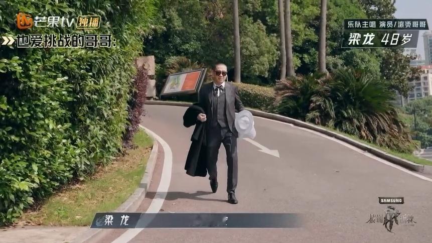 #梁龙对自己的人生很满意# 梁龙表示对自己的人生没有不满意之处，这份自信值得称赞