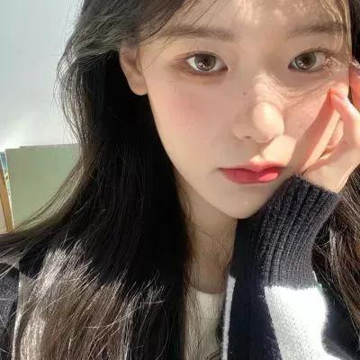 阳光洒下，温柔如你，红唇微启，静候美好明媚阳光感 温柔照 温柔照片 柔光里的温柔