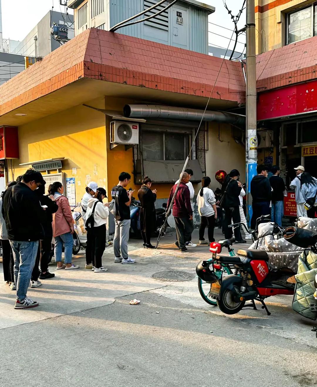 济南西市场有几家餐饮店确实是每天都要排队
这些我都吃过了，并没有想象中的好吃，让