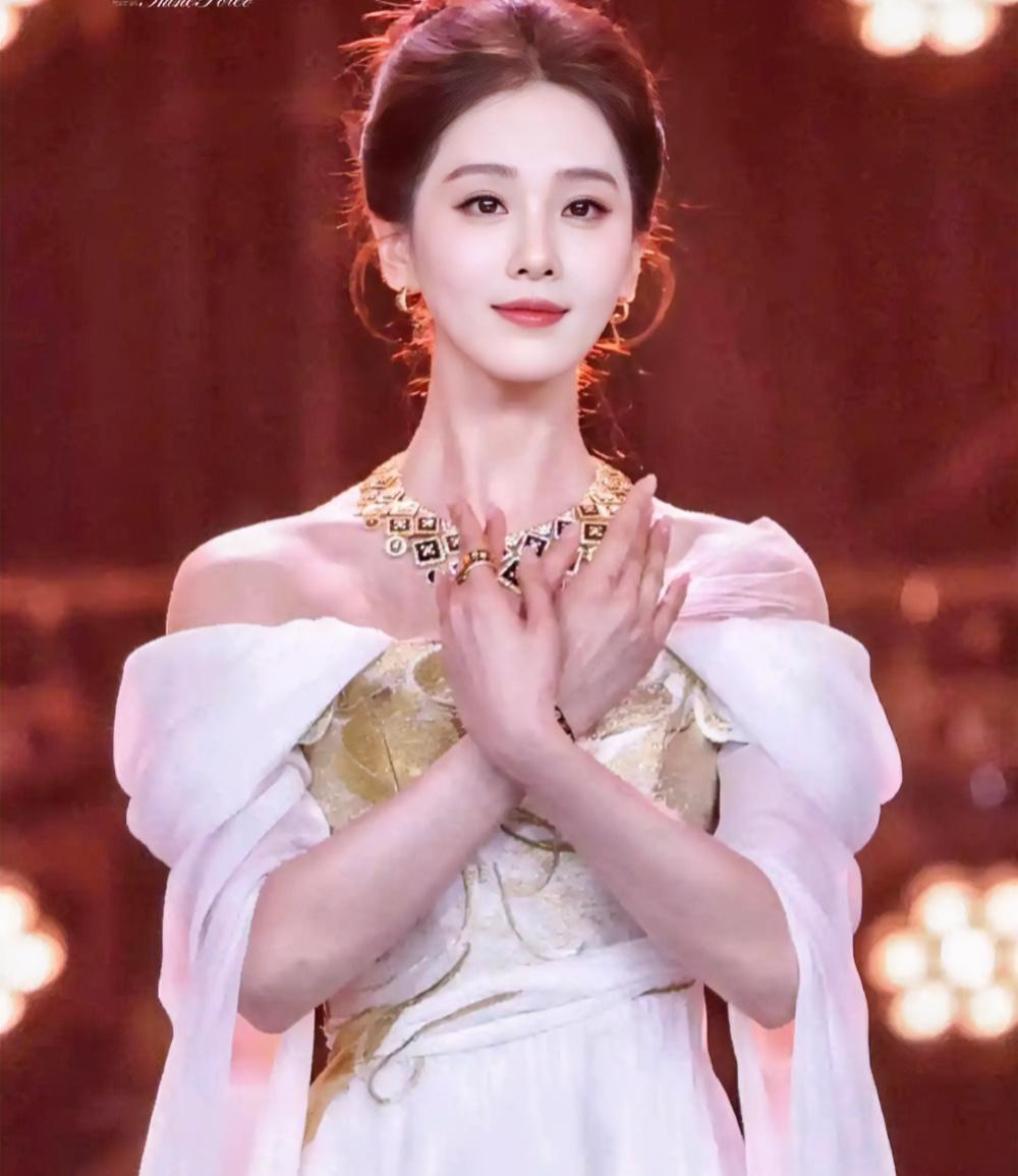 刘诗诗北影节闭幕式出场如仙女下凡
刘诗诗在2026年北京国际电影节闭幕式上被授予