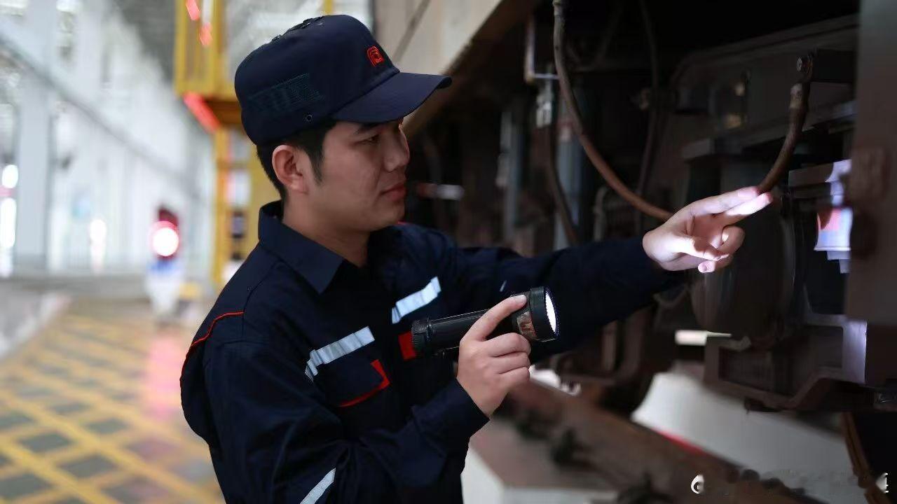 合肥轨道持续护航通勤路春节假期，合肥轨道全线网 “不打烊”，工作人员坚守岗位、贴