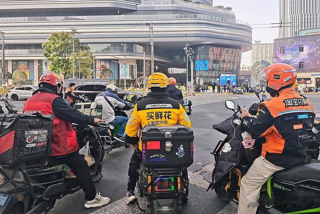 外卖平台的补贴大战是不可持续的，这个就叫做不良竞争。
2025年的外卖补贴大战导