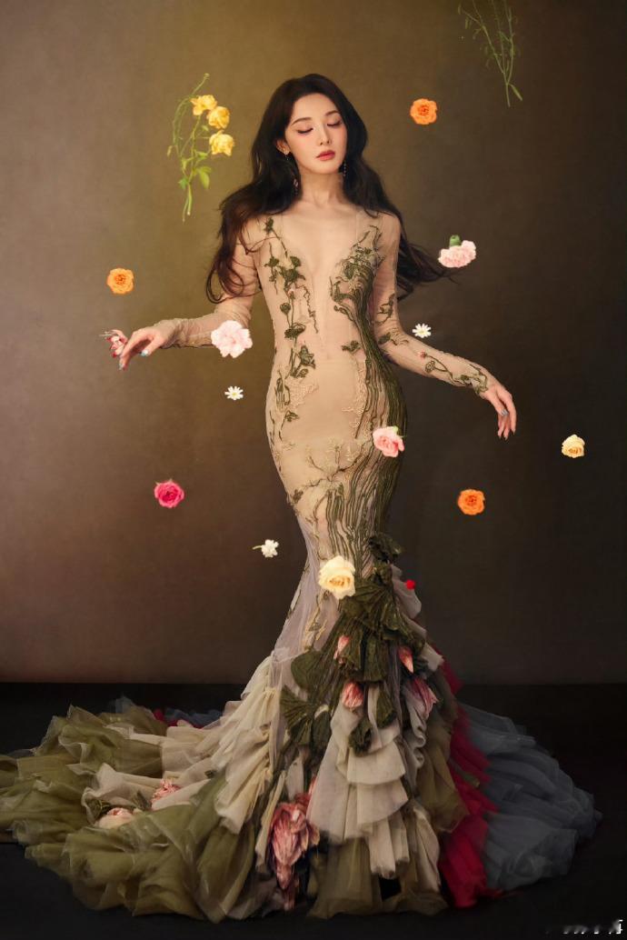 彭小苒深V开到肚脐 彭小苒肤色连体裙造型太会了😭 深V开到肚脐，露而不艳的分寸