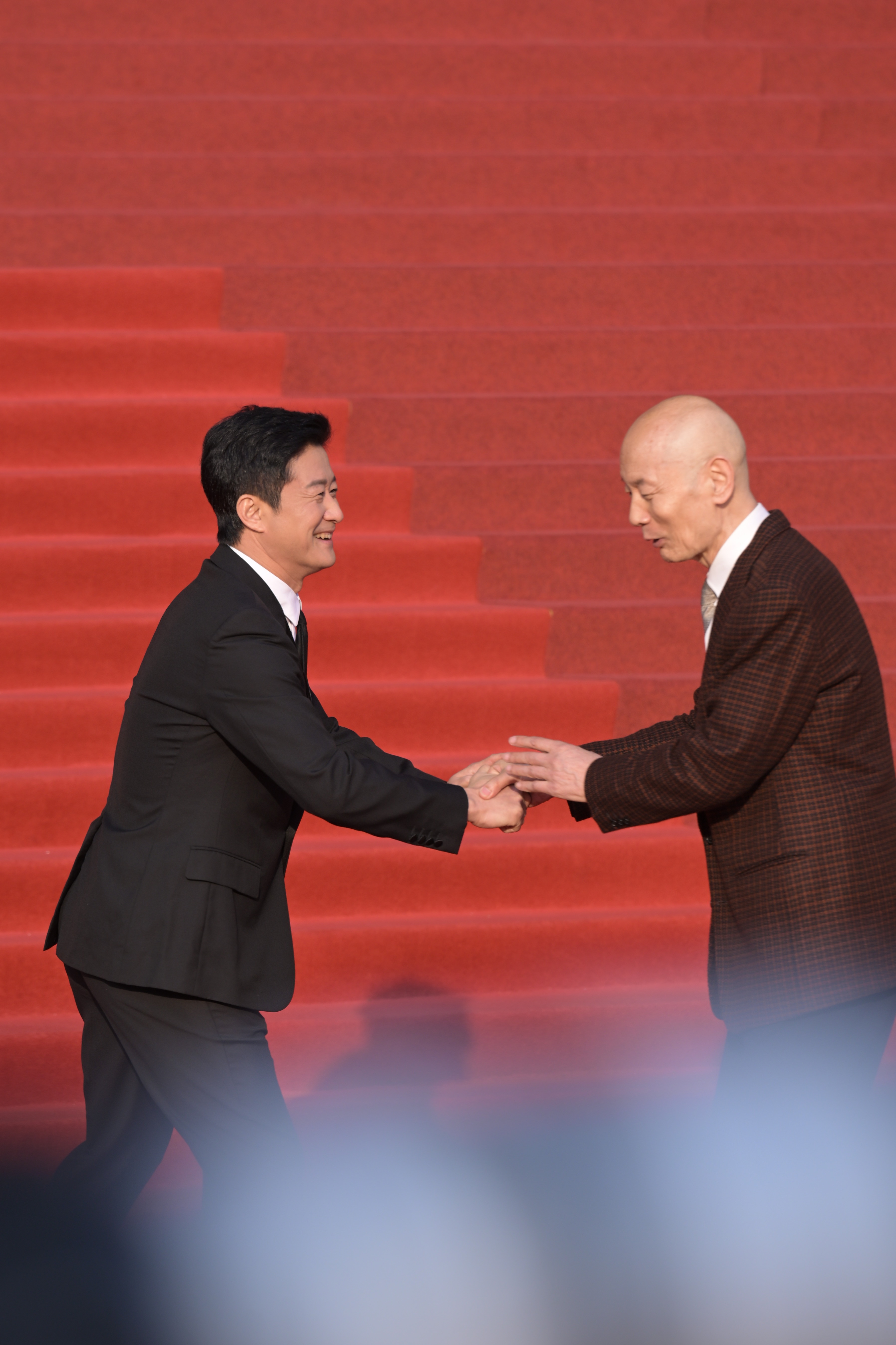 吴京葛优握手拥抱吴京葛优CMG红毯拥抱CMG红毯同框握手拥抱～ 