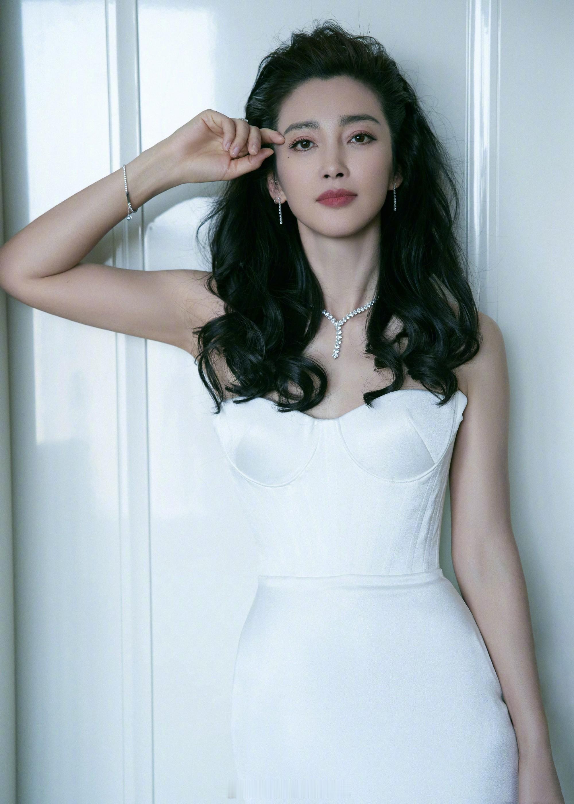 李冰冰白色抹胸鱼尾裙 