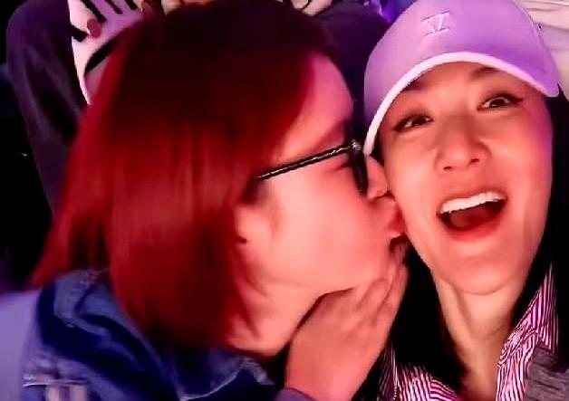 谢娜左亲秦岚，右亲杜华，直接把鸟巢观众席变成了闺蜜局！

张杰演唱会，这三个人坐