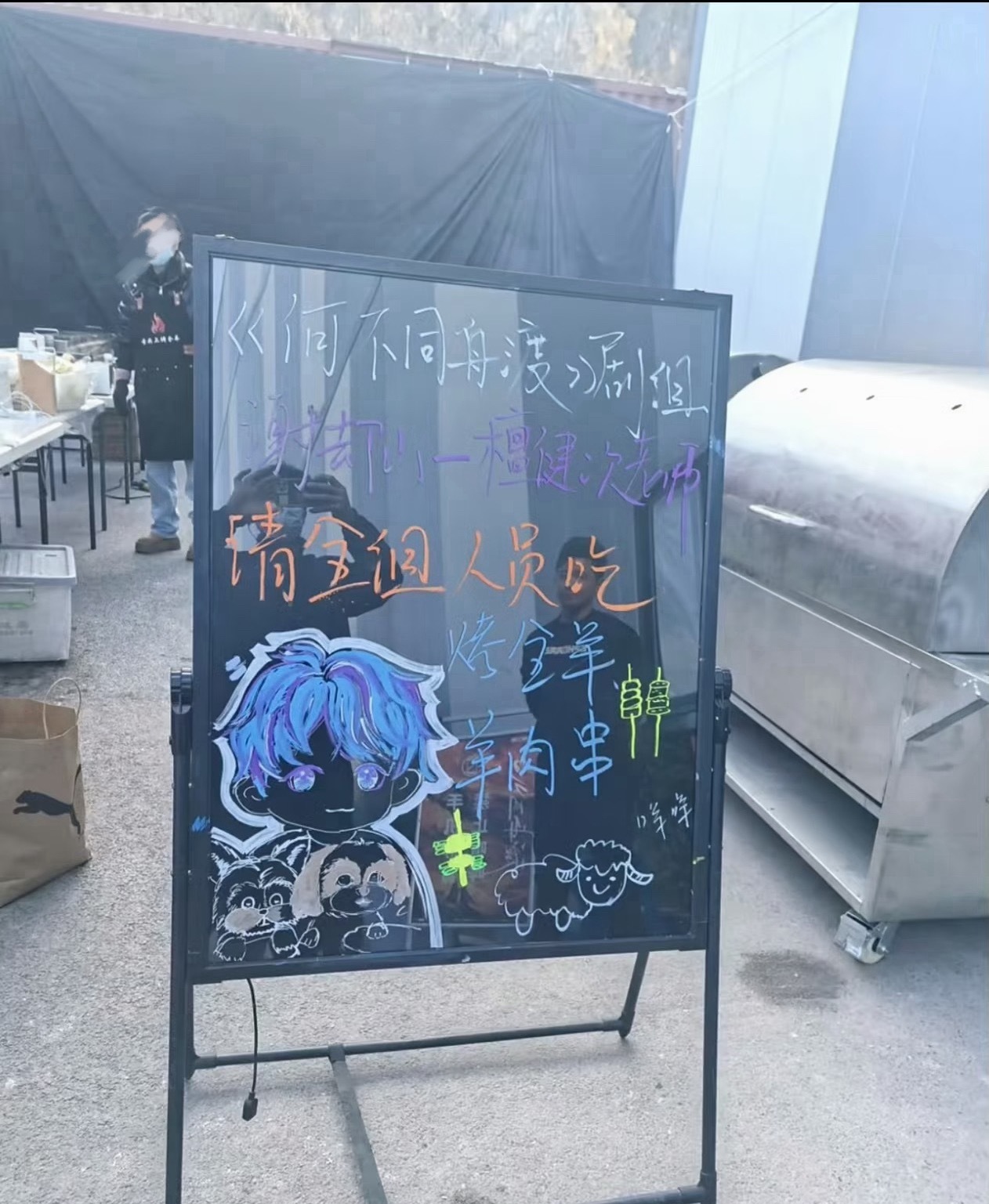 檀健次请何不同舟渡剧组工作人员吃烤全羊，真的好大方