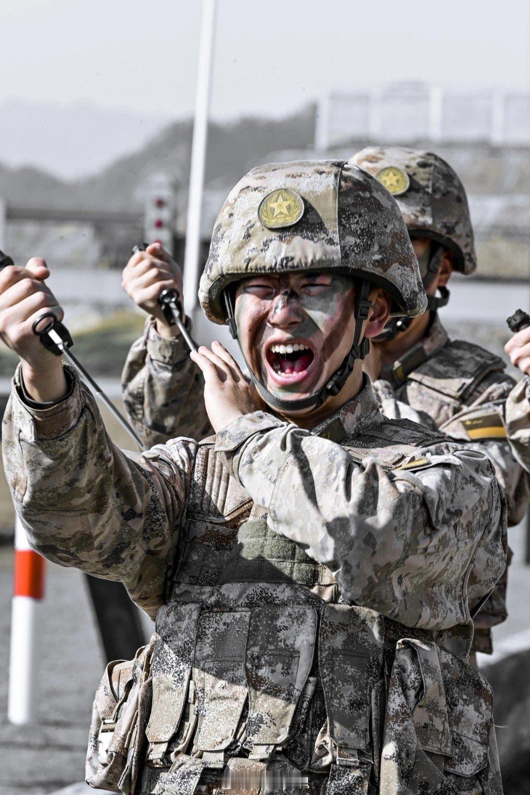 用生命为刃以鲜血染戟，盛世之下总有人为万家灯火负重前行，不忘过去，不惧未来！致敬