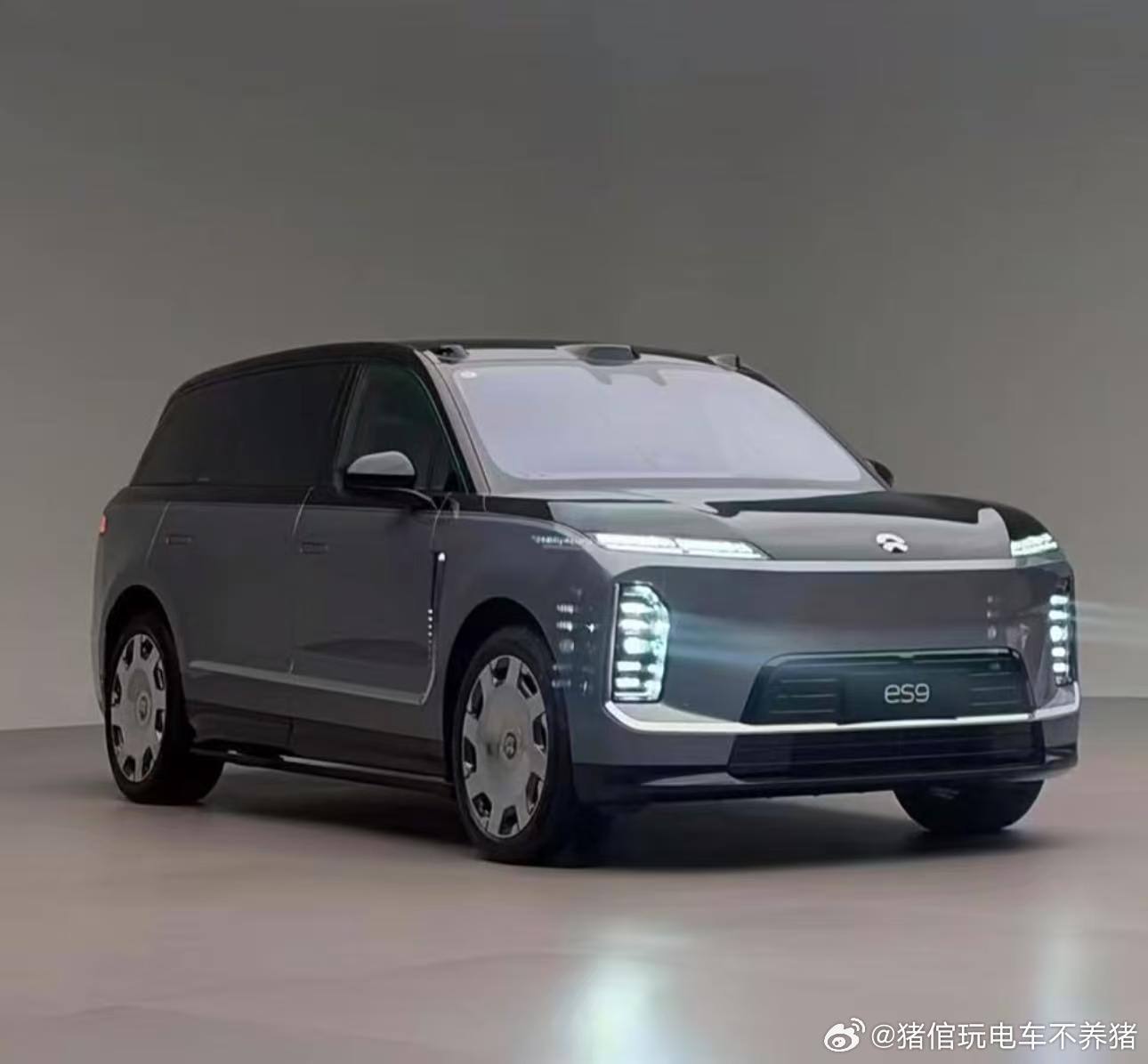 反正ES9第一眼给人的感觉就是“顶”至于细节🤏等吧。。。千人千面，但我相信整体