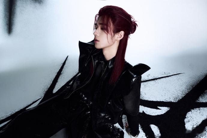 宋亚轩刺概念大片、宋亚轩红发小辫暗黑风红发小辫配暗黑背景，宋亚轩在刺概念大片里打