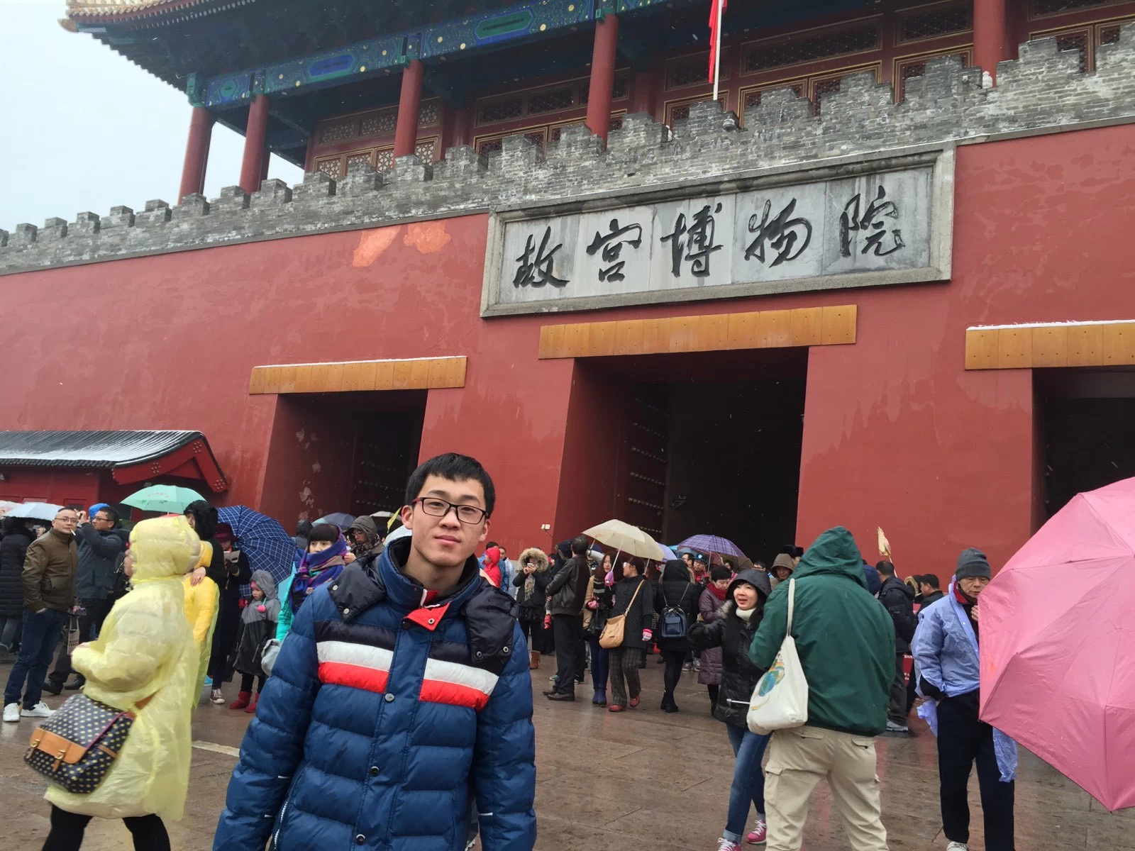 李现拍的雪后故宫大哥 人长的帅帅 爱徒步旅行 还玩拍摄又发Vlog视频  又分享