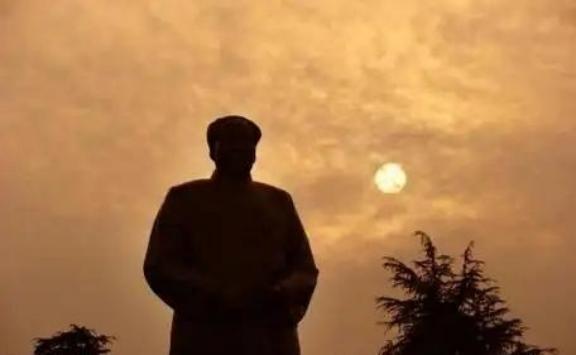 1949年初，人民解放战争已经走到决定中国前途的一段路口。长江北岸集结着准备南下