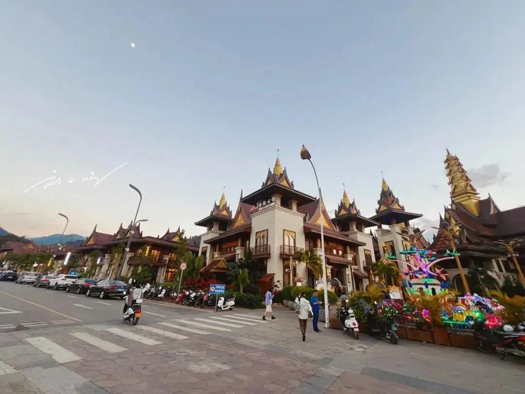 云南芒市有个“傣族古镇”，是夜生活的好去处，还是4A级旅游景区？

这里是刘小顺