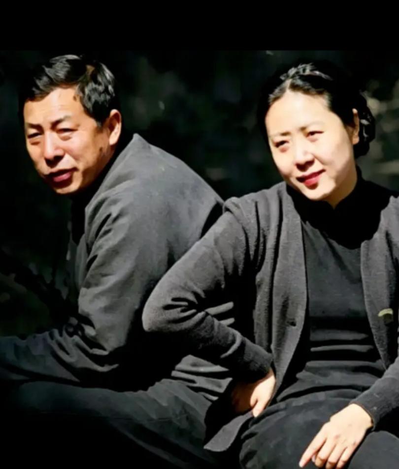 两位穿黑色衣服的人坐在一起。认识这两位吗？很有年代感
