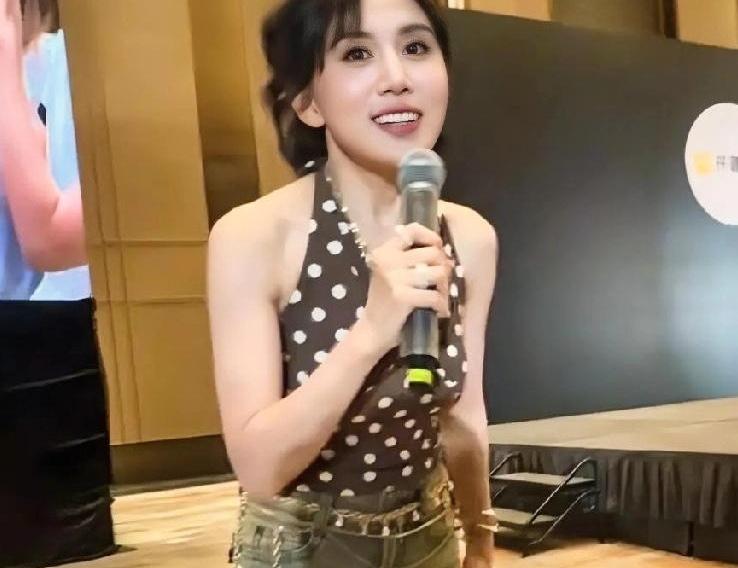 三百万债务、一个人带俩双胞胎，换谁不得半夜躲在厨房偷偷抹眼泪？可她偏不，站在脱口