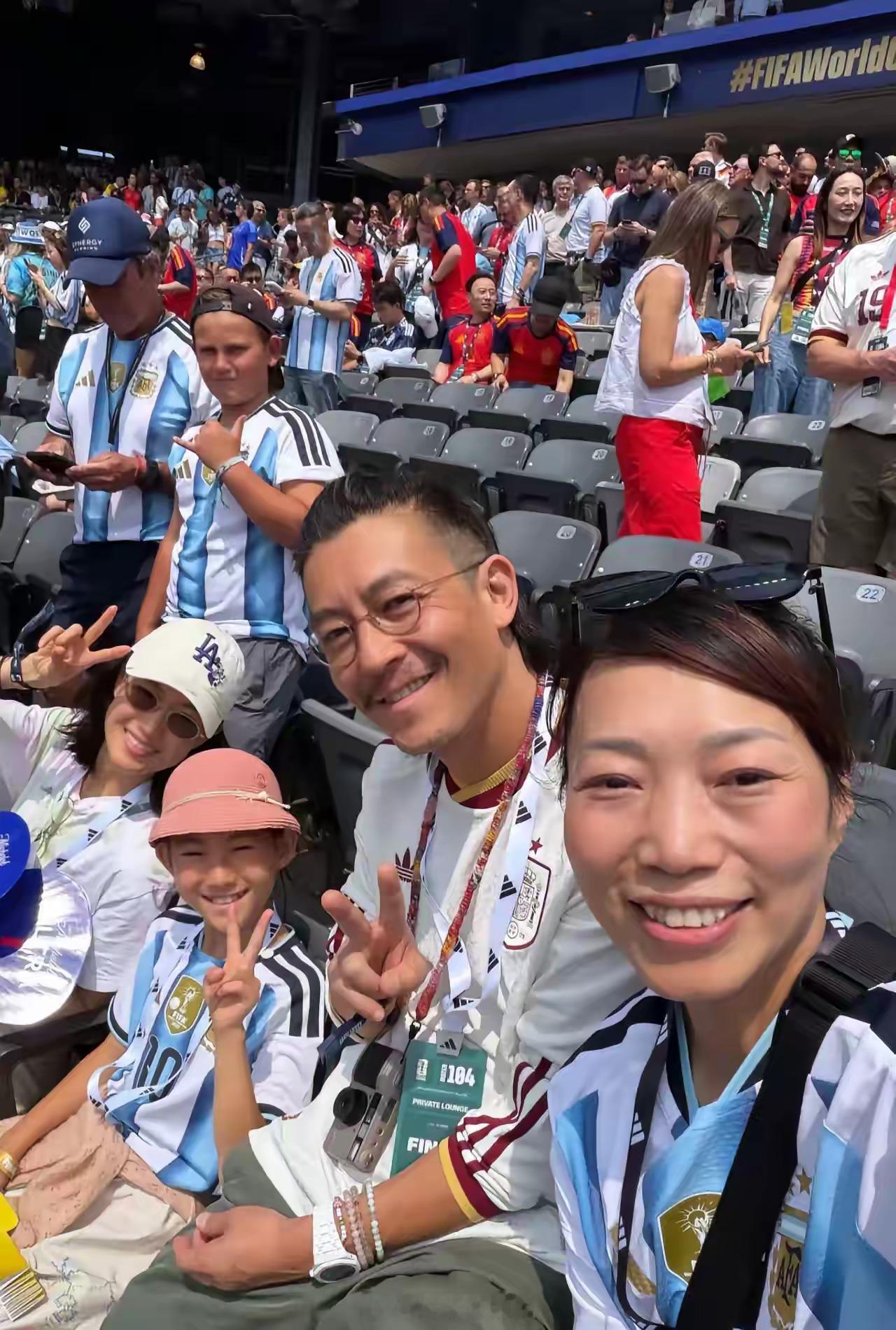 陈冠希带家人现场看2026世界杯决赛，而且剪了新发型。这样看不像本山大叔。