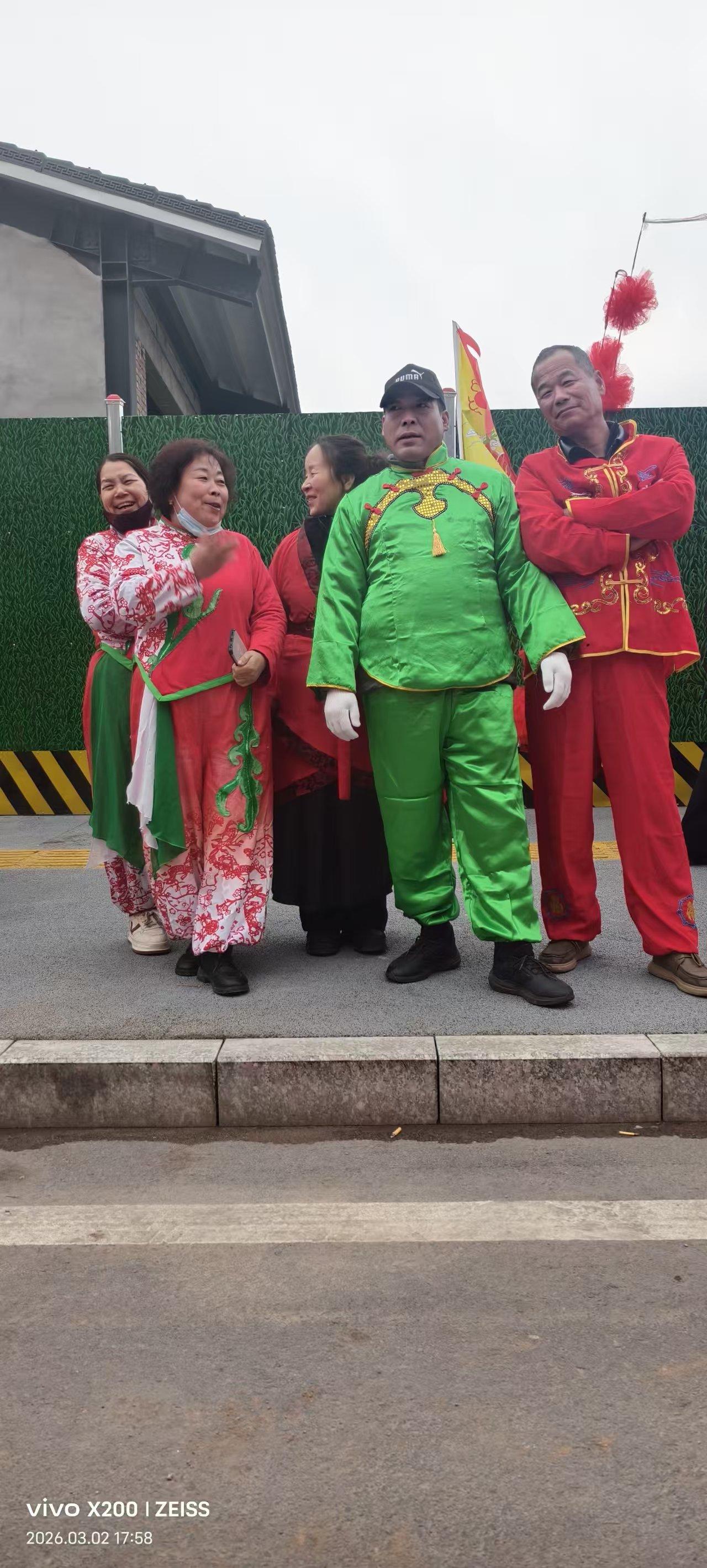 2. 非遗民俗的烟火气，藏在这一身鲜亮行头里。并肩而立，便是春日里最浓的年味，岁