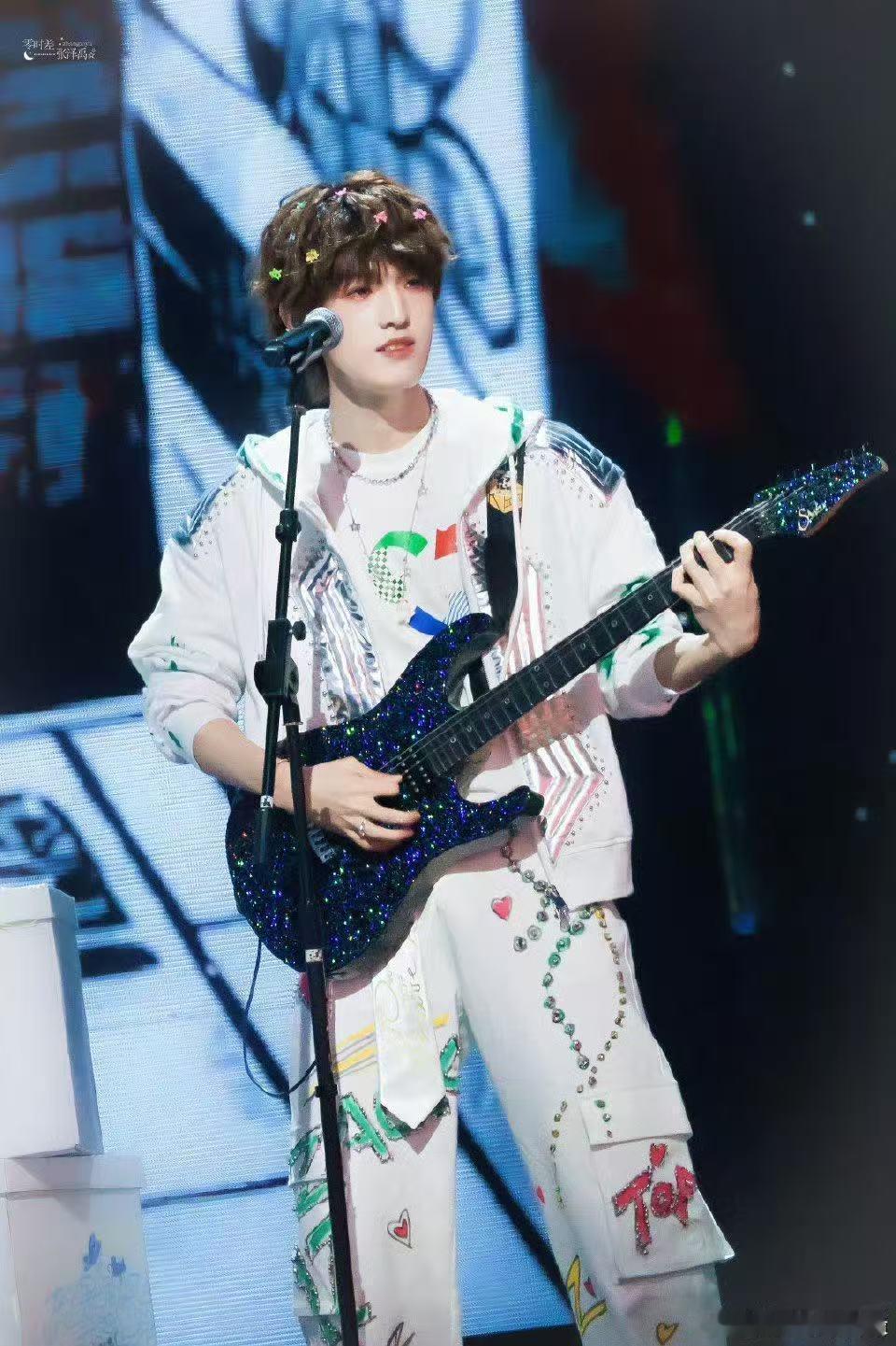 张泽禹舞台视频的退出键在哪里 舞台里的小细节超加分，浪漫氛围营造到位，点开视频就