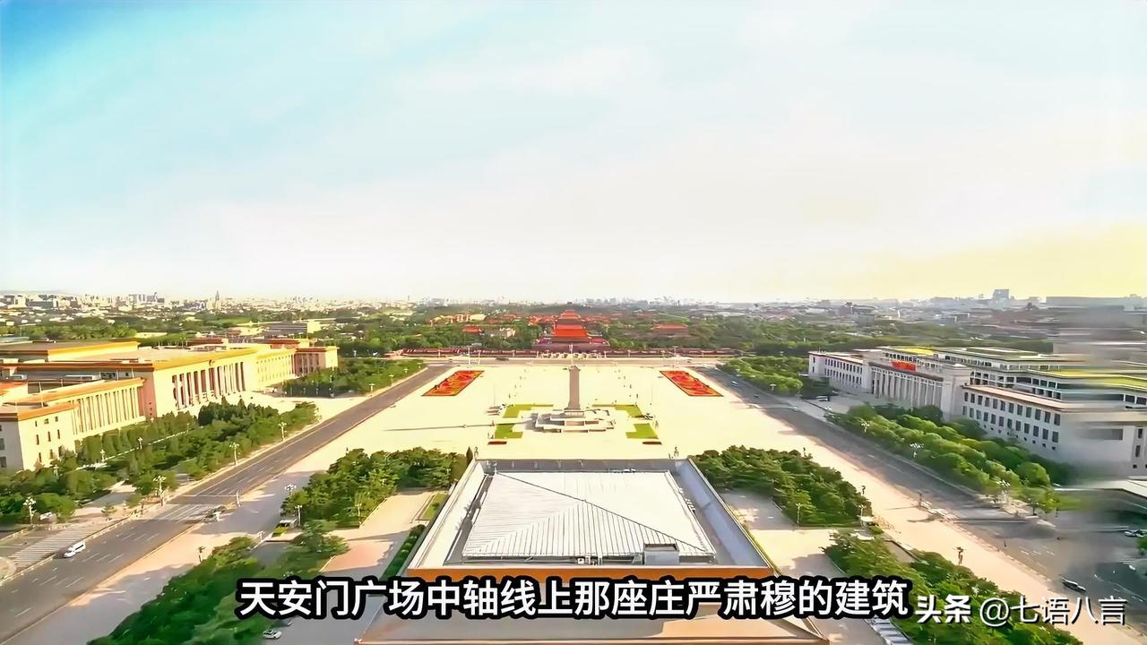 纪念堂，是刻在国人心中的精神丰碑
 
天安门广场的毛主席纪念堂，常年有各地群众预
