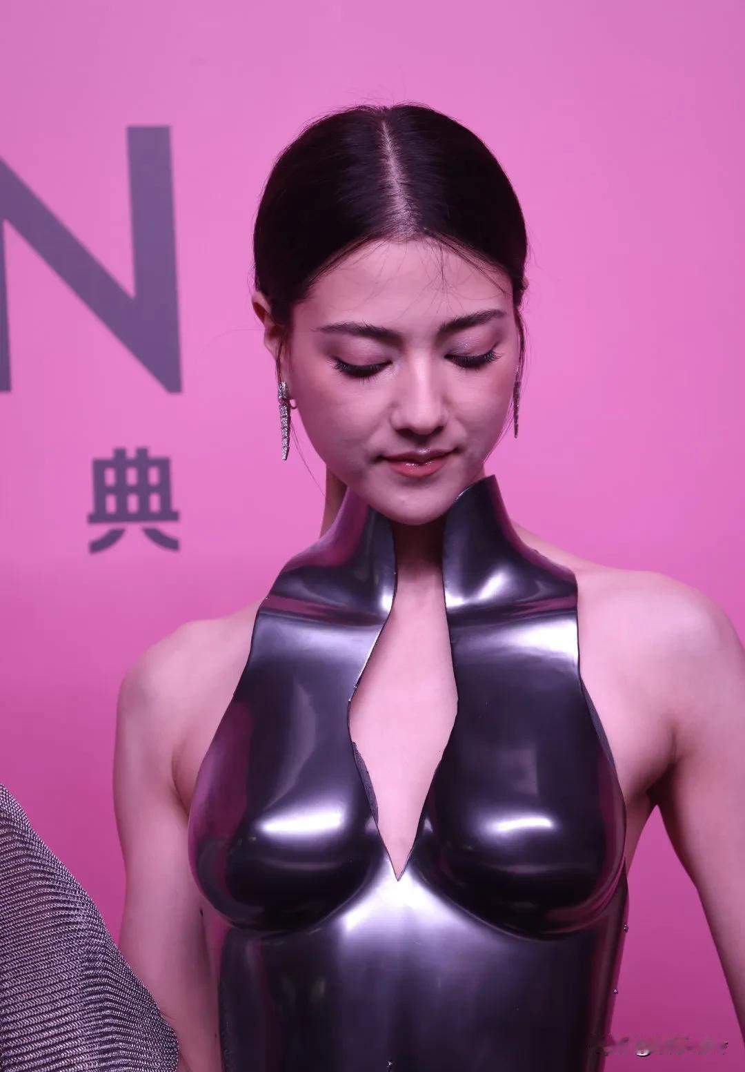 听说她要嫁进霍家了，这有三种可能，第一消息属实，那么这将是霍家由盛转衰的开始;第