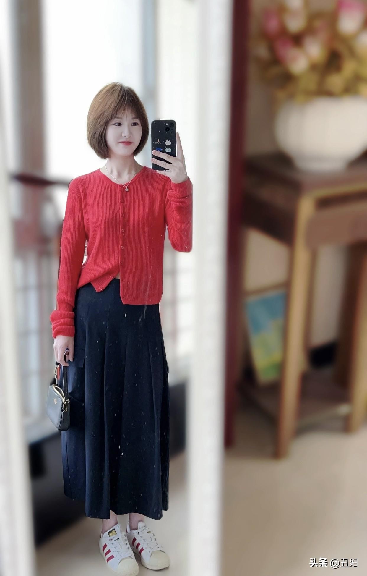 分享时尚穿搭心得复古红毛衣搭配海军风半身裙，简约优雅，尽显时尚气息！🌟👗👠