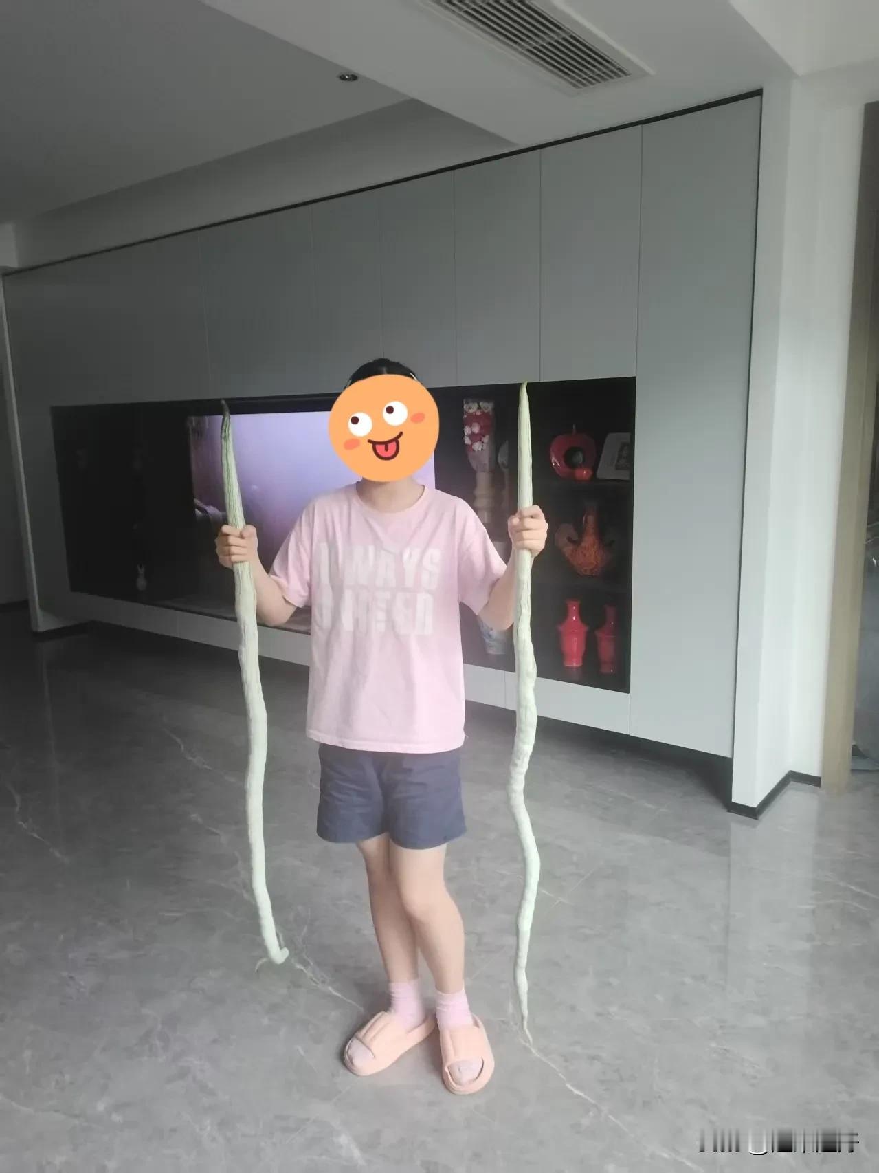 看到家族群里发出来的照片，猛的一看真让人了吓一跳!
小朋友的两只手里竟然分别抓着