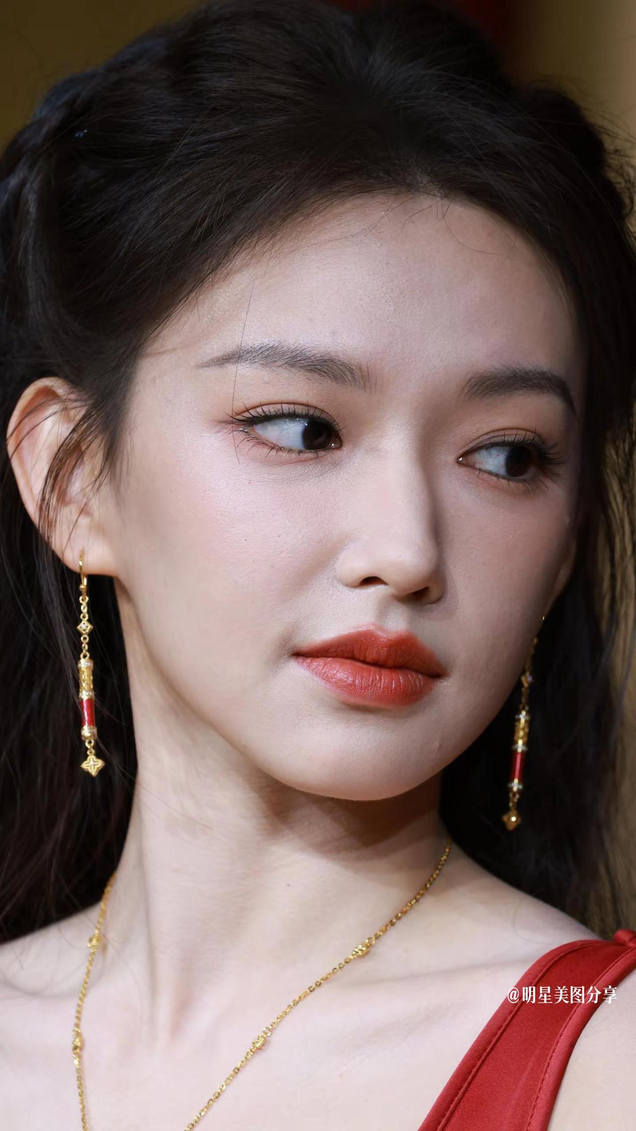 潇潇是真美呀，好干净的皮肤。这种怼脸都扛得住程潇 程潇生图 向全世界安利程潇 明