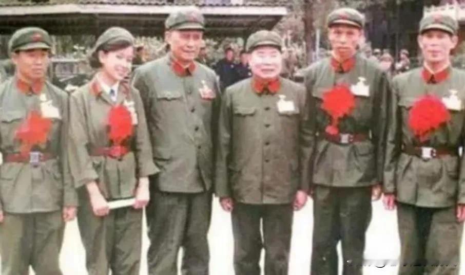 这张1984年的照片，定格了杨得志上将接见老山前线英模的场景。
左二的钟惠玲胸前