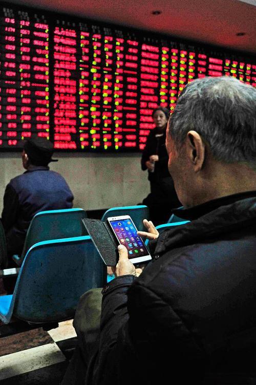 一股民07年中石油上市当日，觉得发财机遇到了。他就斥巨资92万购买了2万股，每股