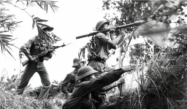 1950年初，国民党上万残军逃入越南，遭到谅山法军猛烈的火力袭击，被打死几百人。