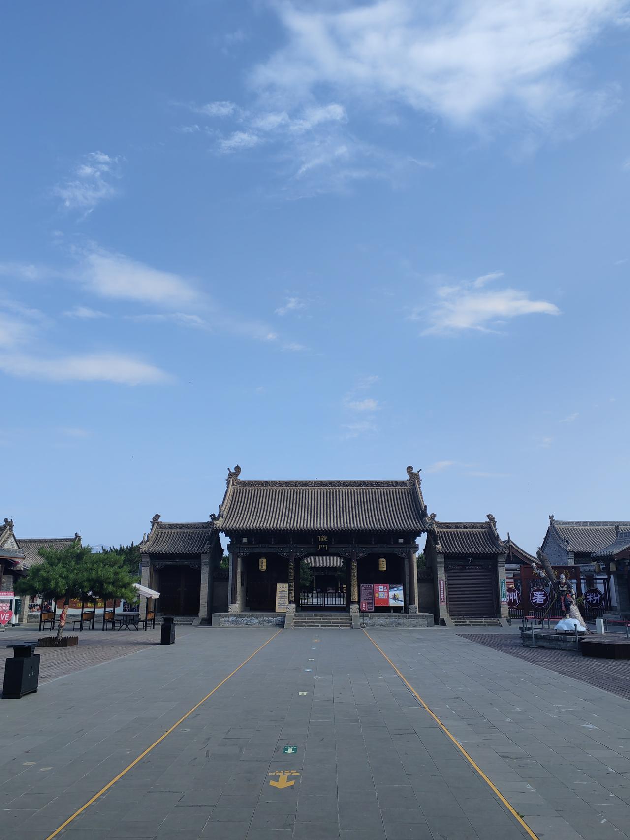 昨晚我发现两娃屋里的空调又不响了，难不成知道我们买了新的要换掉它，它自己又好了？