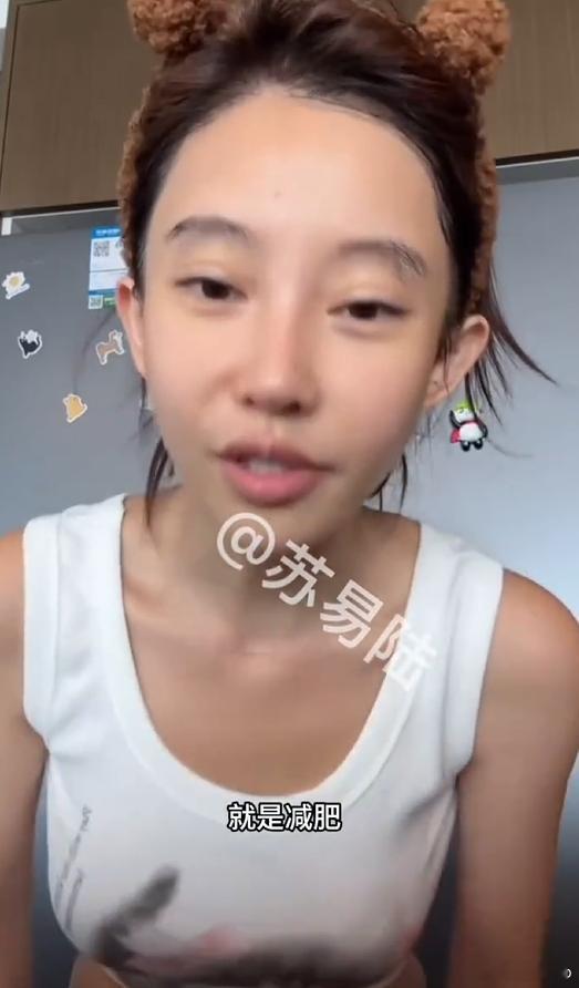 冯提莫瘦了50斤 认不出来了 看她的样子真的感觉不健康，和直播看到的相差好大 