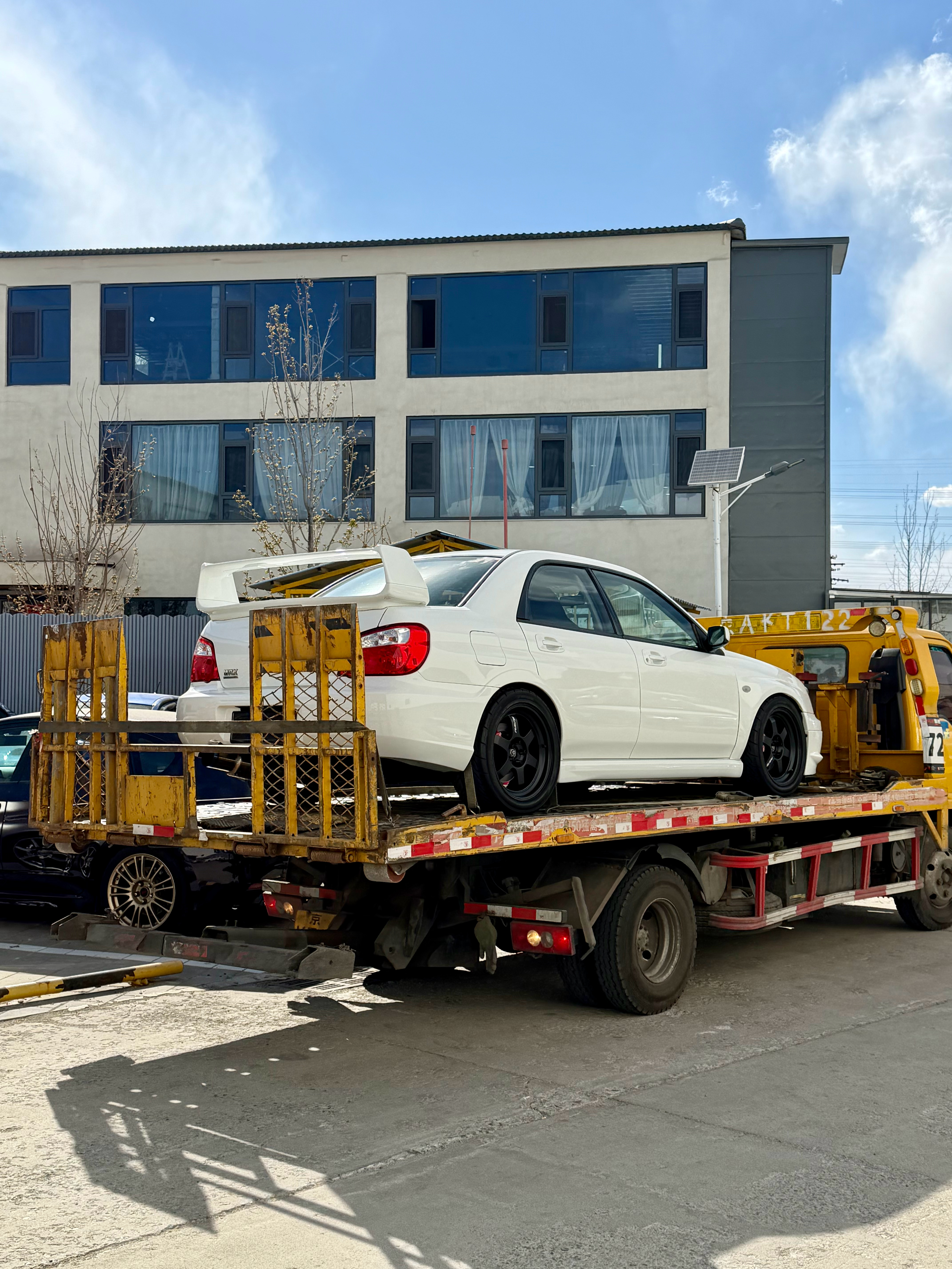 我们现在收发啥车 都拿改色膜边角料给牌子贴上 不然总在拖车上扫上车主ETC就很尴